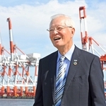 神戸港の未来を語る久保昌三さん＝神戸市中央区港島９（撮影・大田将之）