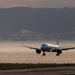 淡路島を背に神戸空港に着陸する大韓航空機＝神戸市中央区（撮影・笠原次郎）