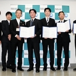 兵庫県幹部やあいおいニッセイ同和損害保険神戸支店長らが出席した「地域見守りネットワーク応援協定」の締結式＝県庁