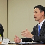 2025年９月中間決算について説明するみなと銀行の持丸秀樹社長（右）＝神戸市中央区三宮町２