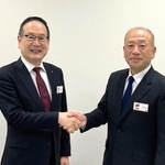 経営統合するＴＯＹＯイノベックスの田畑禎章社長（右）と日精樹脂工業の依田穂積社長（ＴＯＹＯイノベックス提供）