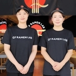 ケンミン食品が出店した「ＧＦ　ＲＡＭＥＮ　ＬＡＢ」のユニホーム＝１０月、大阪市此花区の夢洲