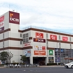 20日に改装オープンする「関西スーパーデイリーマート大開店」が入るビル＝神戸市兵庫区水木通７