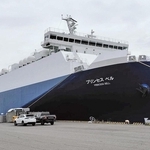 接岸するプリンセスベル＝神戸市中央区港島５