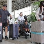 台湾から神戸空港に到着した旅行客ら＝５月、神戸市中央区