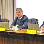 講演する日本立地センターの増川邦弘産業立地部長（左から２人目）＝県庁