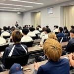 アース製薬が開いた生産現場のカイゼン活動の発表会＝赤穂市坂越、同社坂越工場