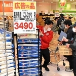 多くの客でにぎわう関西スーパーデイリーマート大開店。数量限定で新米を安価で販売する＝神戸市兵庫区水木通７