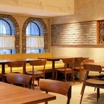 カウンターが新たに設置された「健民ダイニング」＝神戸市中央区海岸通５（ケンミン食品提供）