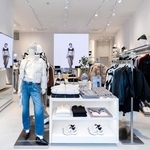 ２５日にオープンしたカルバン・クライン神戸店の店内＝神戸市中央区三宮町３