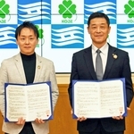 池田頼昭・兵庫県防災監（右）と協定書を交わした神戸物産の沼田博和社長＝神戸市中央区中山手通５、県災害対策センター