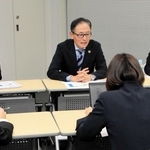 2025年９月中間決算を発表するアマテイの佐藤亮社長（中央）＝11日、大阪取引所