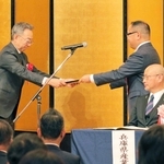 兵庫県中小企業団体中央会の大会で、表彰される優良組合の関係者ら＝神戸市中央区港島中町６、神戸ポートピアホテル