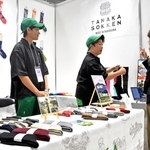 色鮮やかな靴下を並べた田中繊維のブース＝東京都江東区、東京ビッグサイト