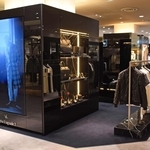 黒を基調とした内装の「ウノ　ピゥ　ウノ　ウグァーレ　トレ神戸大丸店」＝神戸市中央区明石町