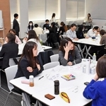 グループに分かれて10年後のありたい姿や今からできる行動などを議論する女性技術者ら＝神戸市中央区脇浜海岸通２、神戸製鋼所本社