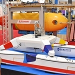日本海工の水上ドローン（手前）や川崎重工業のＡＵＶ（奥の黄色い製品）などが展示された「テクノオーシャン」会場＝神戸市中央区港島中町６