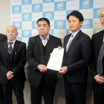 斎藤元彦知事（右から２人目）に要望書を手渡す県漁連などの関係者ら＝県庁