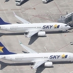 神戸空港に並ぶスカイマークの旅客機＝２０２０年８月、神戸空港