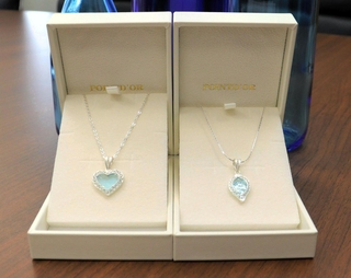 日本酒の廃棄瓶に銀線細工を施したアクセサリー＝大阪市北区中之島６、インドネシア総領事館