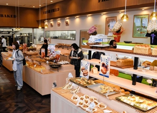 神戸物産が開いた「カフェベーカリーブンブン姫路新在家店」＝姫路市新在家２