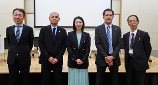 本年度の阪神地域ワーク・ライフ・バランスシンポジウムで講演した筆者（中央）＝１１月５日、尼崎市