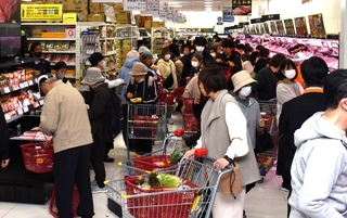 買い物客でにぎわう「オーケー垂水小束山店」＝神戸市垂水区小束山本町４