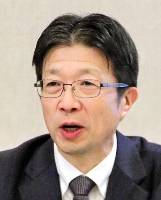 記者懇談会で質問に答える阪急阪神ホールディングスの嶋田泰夫社長＝大阪市北区