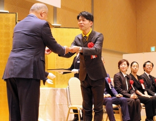 「あましんグリーンプレミアム」の最優秀賞を受け取るイエローダックの中山繁生さん（中央）＝尼崎市昭和通２