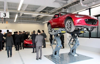 完成した実習場を見学する関係者。マツダの「ロードスター」が並ぶ＝神戸市兵庫区北逆瀬川町