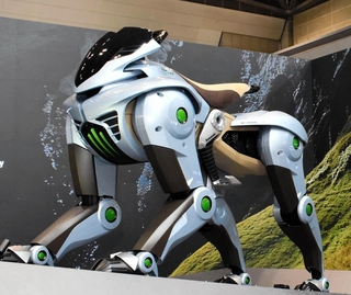 ４本脚で山道なども走れる未来のモビリティ「コルレオ」の模型＝東京都内