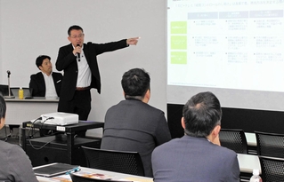 インド進出時の留意点や、現地の税制優遇制度などが説明されたセミナー＝神戸市中央区御幸通８