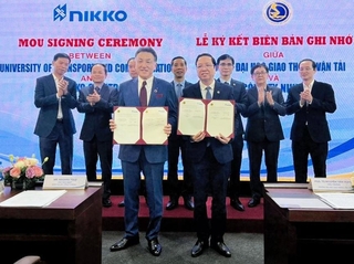 ベトナム交通運輸大学と覚書を交わした日工の辻勝会長（手前左）＝ベトナム・ハノイ（日工提供）