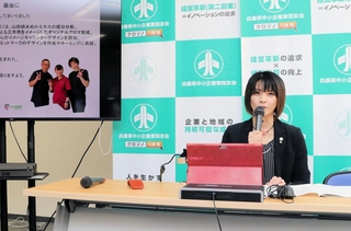 スキンケアクリームの開発などについて発表するｍｕｎｉの溝端ちあき社長＝神戸市中央区御幸通６