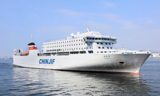 旅客輸送を中断した国際貨客フェリー「鑑真号」＝７月、神戸港