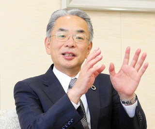 インタビューに応じる関西みらい銀行の西山和宏社長＝大阪市中央区備後町２