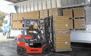 自動運転トラックに詰め込まれる「ネスカフェ　ゴールドブレンド」＝姫路市香寺町犬飼、ネスレ日本姫路工場