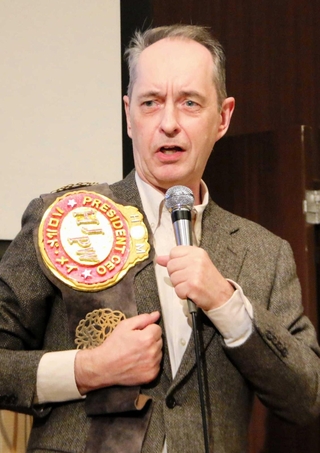 講演するハロルド・ジョージ・メイ氏＝神戸市中央区波止場町、神戸メリケンパークオリエンタルホテル