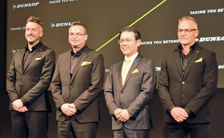 住友ゴム工業の山本悟社長（右から２人目）と、欧米で「ダンロップ」ブランドの事業展開を進める販売会社社長ら＝東京都内