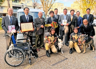 福祉巡回車などを寄贈した生命保険協会兵庫県協会の役員ら＝神戸市中央区