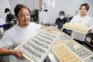 中高生たちに届けるおにぎりを持つ原智宏さん（手前左）ら＝丹波篠山市味間奥、アグリヘルシーファーム