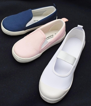 「＃靴デコ選手権」の対象となる上履き（右端）と「キッズスリッポン」＝神戸市内