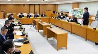 特定外来生物対策本部会議であいさつをする斎藤元彦知事（右端）＝兵庫県庁