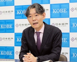 兵庫県内の景気動向について説明する日銀神戸支店の別所昌樹支店長＝神戸市中央区京町