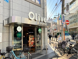 銀行サービスとカフェ、シェアオフィスを併設した「オリーブラウンジ」の塚口店＝尼崎市塚口町１