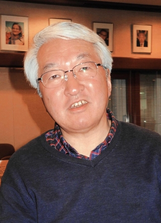 物語の持つ力について話す作家の黒木亮さん＝東京都千代田区