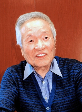 経済小説の可能性について話す作家の高杉良さん＝東京都杉並区