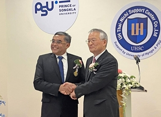 事務所の開設式典で握手するプリンス・オブ・ソンクラー大学のニワット学長（左）と兵庫県立大の高坂誠学長＝プーケット（県立大提供）