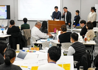 防災の課題を解決するアイデアを発表する参加者ら＝神戸市中央区栄町通３