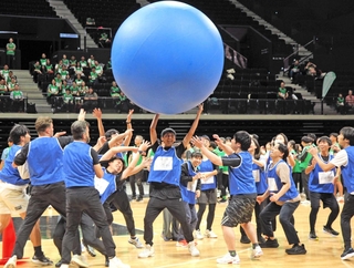 大玉送りなどで盛り上がったアシックスの社内運動会＝神戸市中央区新港町、ジーライオンアリーナ神戸
